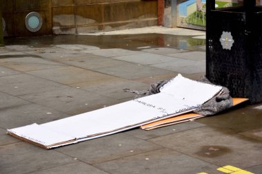  Street, Manchester İngiltere'de çöp Kutusu'na yanında oturan bir derme çatma yatak