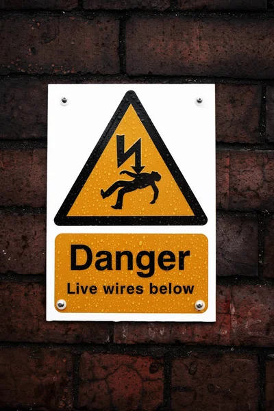 Ένα Σημάδι Κίτρινο Ηλεκτρικά Κίνδυνο Στον Τοίχο Κόκκινο Τούβλο — Φωτογραφία Αρχείου