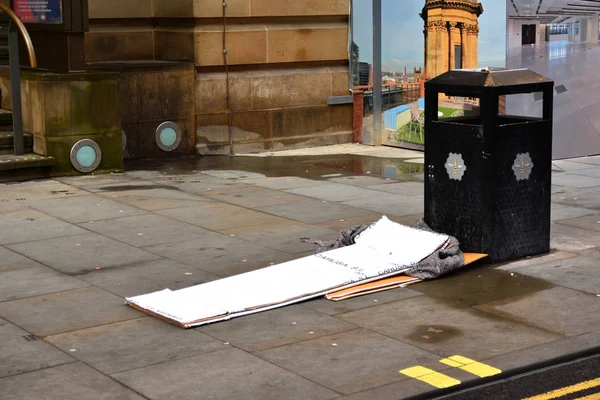  Street, Manchester İngiltere'de çöp Kutusu'na yanında oturan bir derme çatma yatak