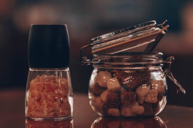 Saint Petersburg, Rusya Federasyonu - 6 Haziran 2018: şeker kase ve tuz sellar.