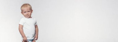 Ayakta ve çözmemize ve küçümseyen görünümlü şık bir çocuk. Yürümeye başlayan çocuk Web sitesi başlık veya afiş için ideal