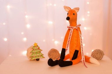El yapımı red fox Noel ışıkları, toplar, Noel ağaçları arka plan üzerinde oturan
