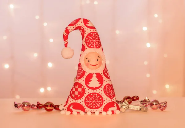 Смешной Красный Гном Ручной Работы Фоне Рождественских Огней Конфет — стоковое фото
