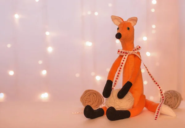 クリスマスの照明とボールの背景に手作りの赤狐 — ストック写真