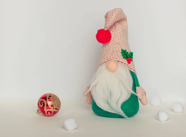 Скандинавский Шведский Гном Зеленой Одежде Рождественским Мячом Белом Фоне — стоковое фото