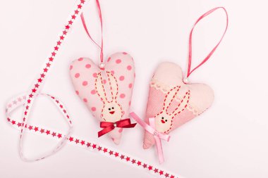 tavşan ve bir tebrik kartı için yay ile romantik güzel kalp