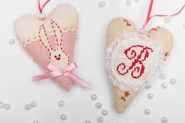 bir tavşan ve inciler bir kart için bir beyaz zemin üzerine bir yay ile iki romantik güzel kalp