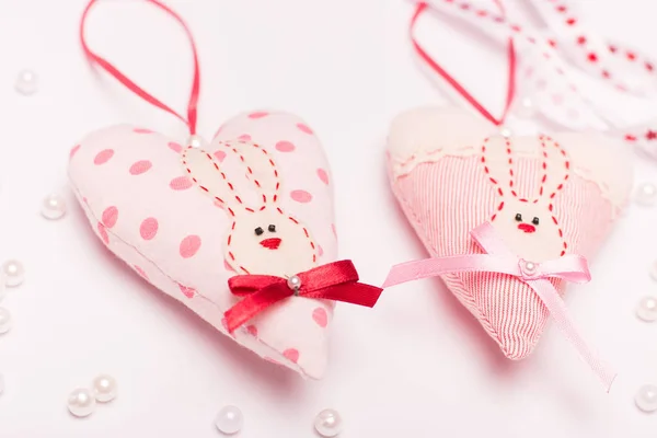 Романтическое Красивое Сердце Зайцем Луком Розовом Фоне Поздравительной Открытки — стоковое фото