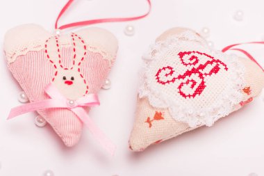 bir tavşan ve bir tebrik kartı için pembe bir arka plan üzerinde bir yay ile iki romantik güzel kalp