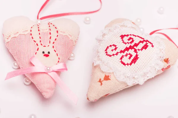 Два Романтических Красивых Сердца Зайцем Лук Розовом Фоне Поздравительной Открытки — стоковое фото