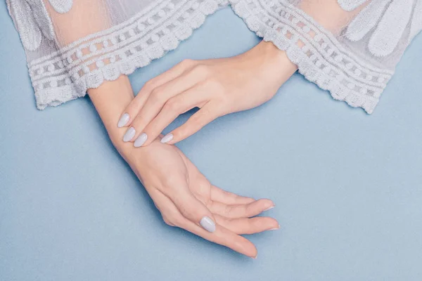 Красивые Сложные Руки Голубыми Ногтями Голубом Фоне — стоковое фото