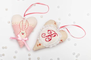 bir tavşan ve bir yay yakın çekim bir tebrik kartı için beyaz bir arka plan ile romantik ve tatlı kalp