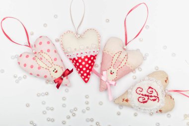 bir tavşan ve inciler bir tebrik kartı için bir beyaz zemin üzerine bir yay ile dört romantik güzel kalp