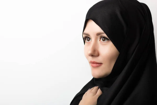 Porträt der schönen muslimischen Frau im Hijab auf weißem Hintergrund im Studio mit Kopierraum — Stockfoto