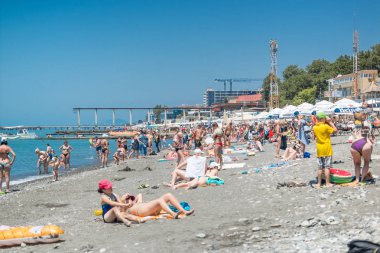 Soçi, Rusya - 9 Haziran 2019: Turistlerle dolu Rocky city plajı. Sezon başı.