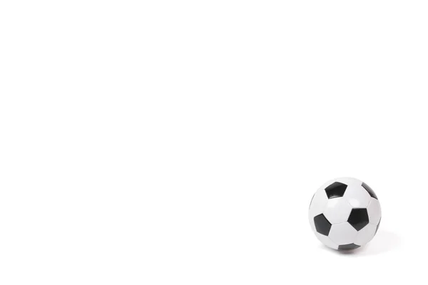 하얀 배경에 있는 전형적 인 축구 공 이 오른쪽 아래 구석에 고립되어 있다. — 스톡 사진