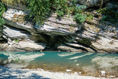 Porsuk ağacında turkuaz suyu olan Khosta nehri.