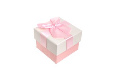 Hassas pembe nişanlı bej bir hediye kutusu. Doğum günü, Noel etkinliği ve romantik bir karşılama hediyesi. Beyaz arkaplanda yakın plan stüdyo çekimi. Gölge yok..