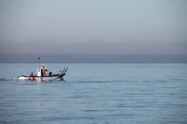 Balıkçı sakin deniz ile Akdeniz deniz tekne