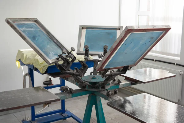 İpek ekran baskısı için atlıkarınca makinesi. Üretimde kumaş üzerine çizim.