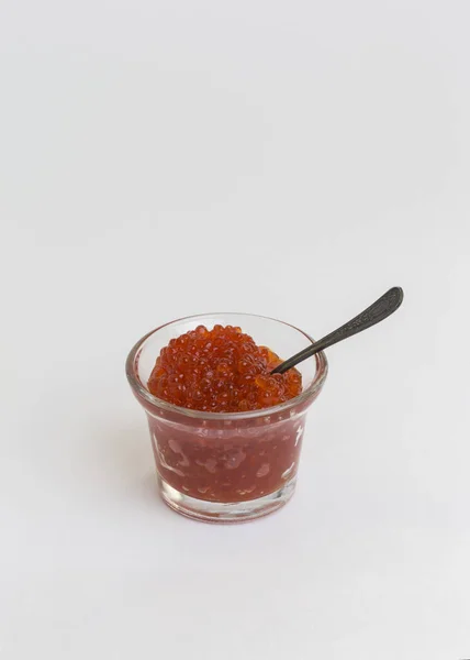 Délicieux Caviar Rouge Verre Avec Cuillère Sur Fond Blanc — Photo