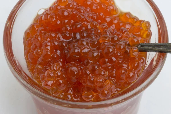 Lujoso Delicioso Caviar Rojo Vidrio Con Cuchara Sobre Fondo Blanco — Foto de Stock