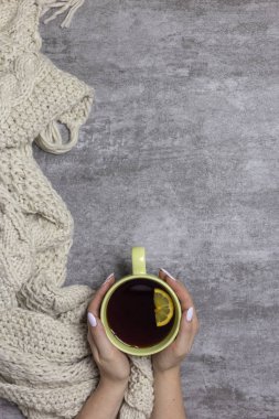 Çay Limonlu ellerini, gri arka plan, yakın, örme atkı