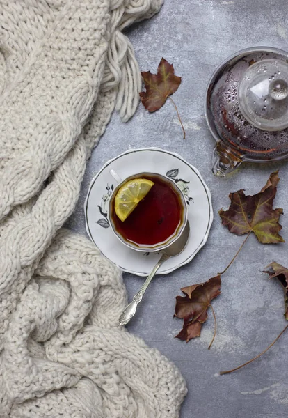 Чашка Черным Чаем Лимоном Блюдцем Кленовые Листья Вязаный Шарф Рядом — стоковое фото