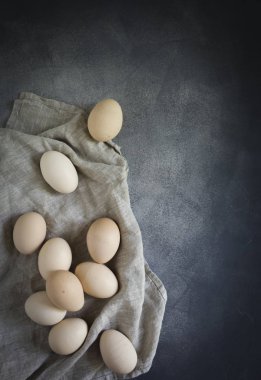 Tavuk yumurtası, gri arka plan bej peçeteye bileşimi