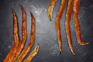 Taze Kamçatka yengecin pençe siyah arka plan üzerine kral