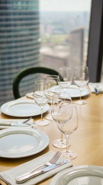 Şarap, gözlük ve plakaları kısıtlama tablo