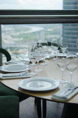 Şarap, gözlük ve plakaları kısıtlama tablo