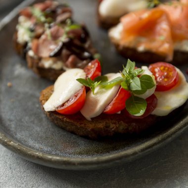 Caprese Bruschetta. Mozzarella peyniri, domates ve fesleğen ile kızarmış ekmek
