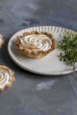 Plaka kremayla otlar, gri arka plan ile tart