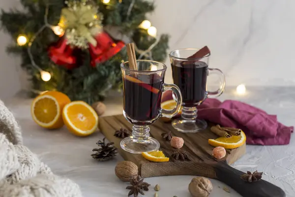 Composition Hivernale Vin Chaud Dans Des Verres Sur Planche Bois — Photo