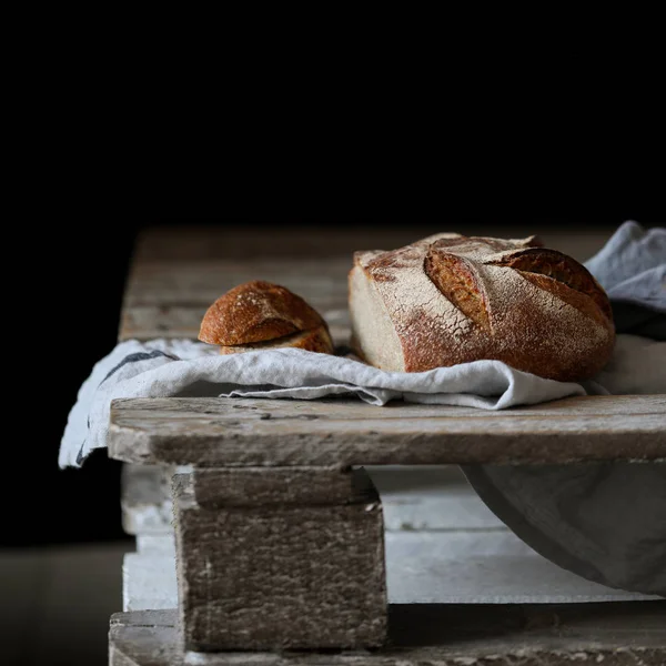 Bread Slices Wood Board White Napkin Table Dark Background — Stock Photo, Image