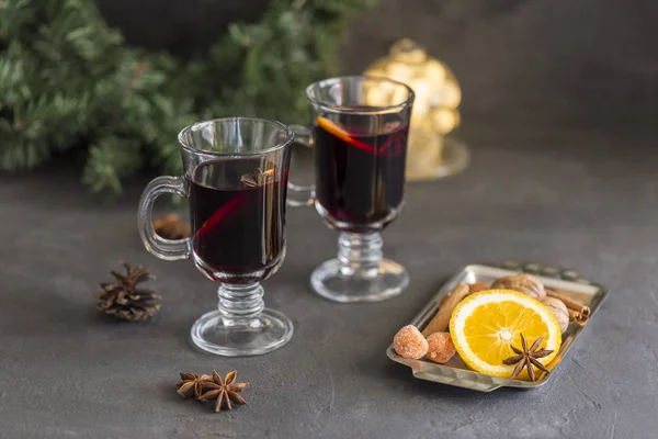 Winter Composition Mulled Wine Glasses Black Background Fir Wreath Lights — Stock Photo, Image