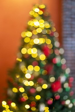 Noel arka plan. Turuncu arka plana ışıkları ile Noel ağacı