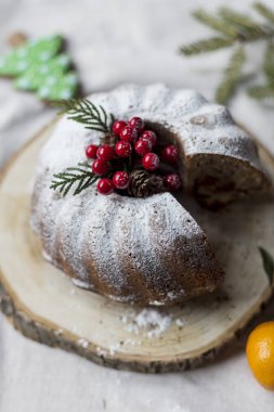 Noel ve yeni yıl kek çilek ve beyaz arka plan, ahşap tahta üzerinde Noel ağacı brunch