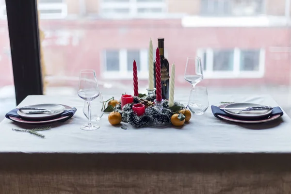 Natale Capodanno Tavola Festiva Con Piatti Candele Mandarini Vino Tavola — Foto Stock