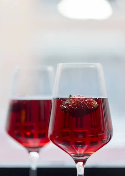 Romantische Samenstelling Aardbei Roze Champagne Glazen — Stockfoto