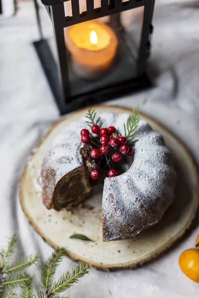 Kerstmis Nieuwjaar Taart Met Bessen Kerstboom Brunch Een Houten Bord — Stockfoto