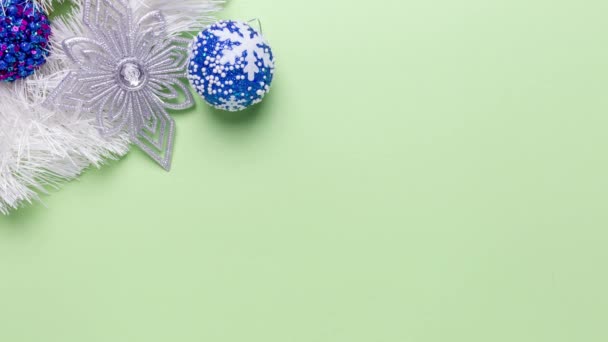 圣诞节背景与装饰与文字写作的空间 绿色背景 装饰有金丝 圣诞玩具和姜饼 顶视图 — 图库视频影像