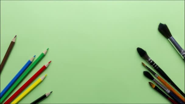 Красочные Карандаши Кисти Блокнотом Зеленом Фоне Принято Шаблон Текста — стоковое видео