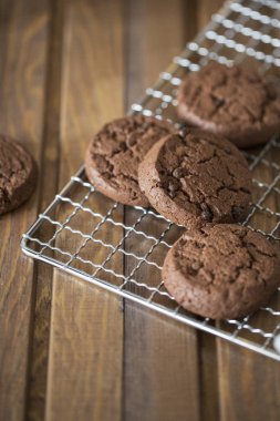 Çikolata kurabiye, peçete ve ahşap zemin üzerine mavi Kupası yakınındaki metal ızgara. Noel kompozisyon