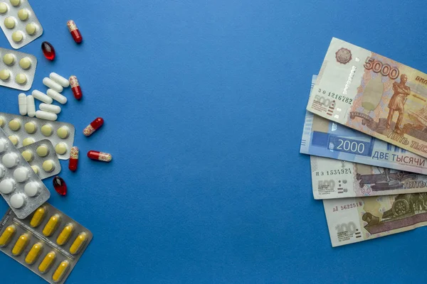 Pilules Avec Argent Roubles Isolé Sur Fond Bleu Frais Médicaux — Photo