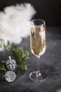 Noel cam şampanya ile beyaz gelin teli, koniler, siyah arka plan ile