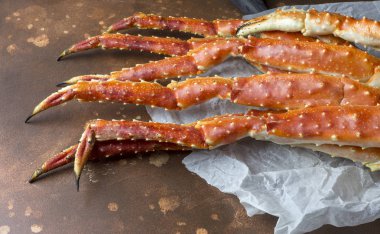 Taze lezzetli Kamçatka yengecin pençe kahverengi zemin, Kraft kağıt üzerinde Kral