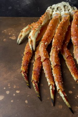 Taze Lüks Kral Kamçatka yengecin pençe kahverengi zemin üzerine