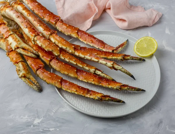 Luxury Kamchatka Crab Claw Gray Plate Lemon Slice Pink Napkin — Stock Photo, Image